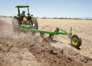 cual-es-la-herramienta-ideal-para-arar-un-campo-descubre-todo-sobre-los-mejores-tractores-aradores