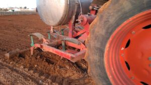 guia-completa-sobre-como-desinfectar-el-suelo-de-hongos-en-tu-cultivo-con-tractores