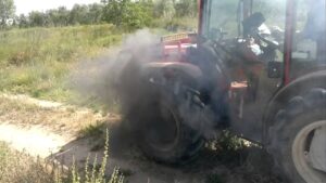 por-que-echa-humo-blanco-mi-tractor
